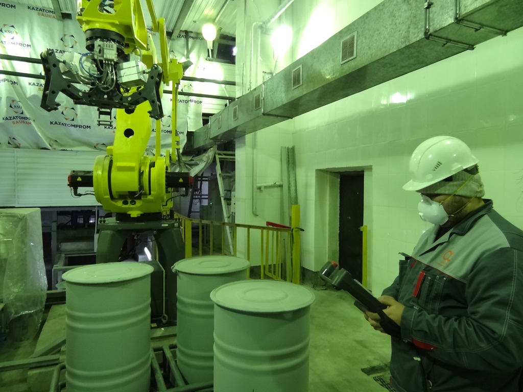 Робототехнический комплекс для загрузки закиси-окиси урана 